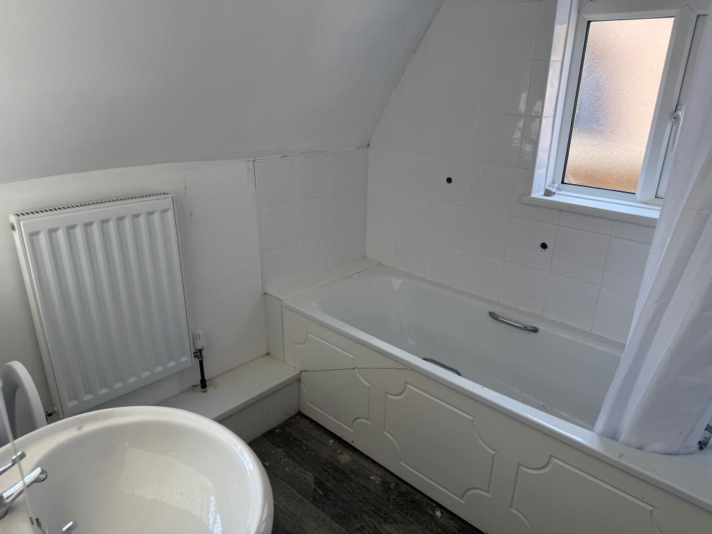 Lot: 170 - SEMI-DETACHED HOUSE IN NEED OF UPDATING -
